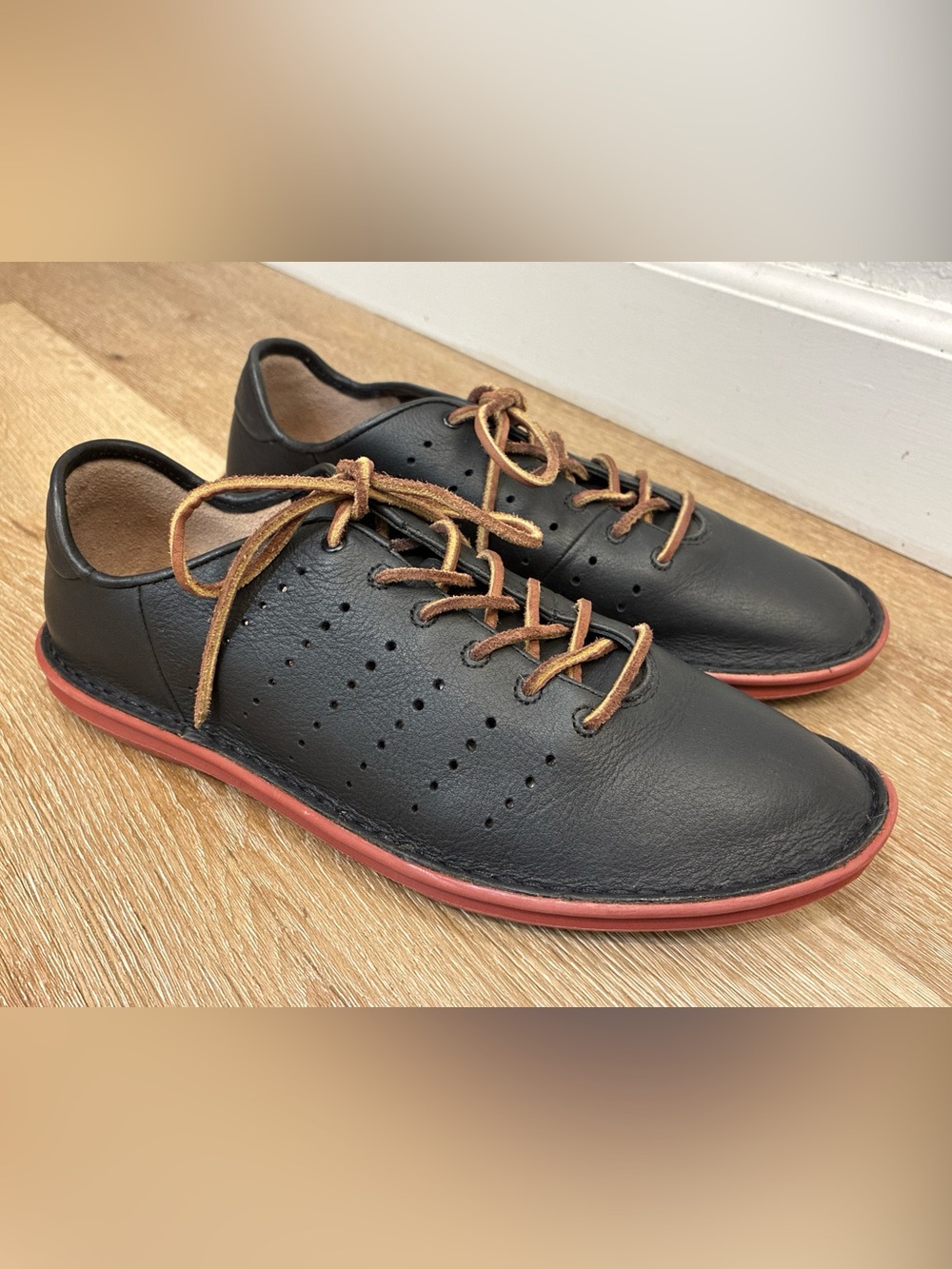 Clarks Tamho Race Sneakers Black Leather Contrasting Red Foam Sole Mens Size 9